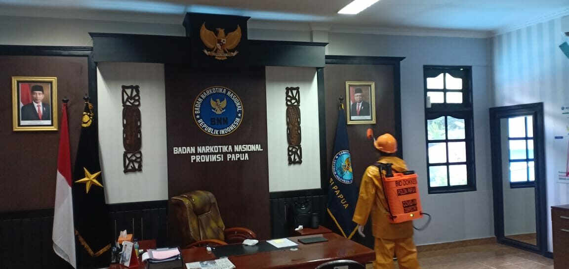 Penyemprotan Desinfektan Pada Ruangan Kepala BNNP Papua Guna Pencegahan Virus Covid-19