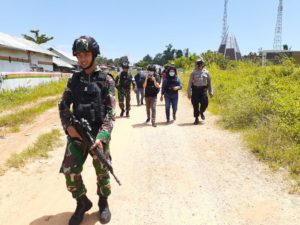 Giat Patroli Gabungan Jalan Kaki ( TNI <Satgas Pamtas YMR 413/BMR ), POLRI (Polsub Sektor Skouw Perbatasan), BNNP Papua dan Tim Universitas Bhayangkara di Areal Perbatasan Skouw RI-PNG