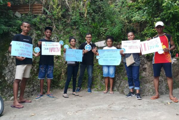 Diseminasi informasi P4GN melalui Sharing Diskusi kepada Komunitas anak REPOL (Remaja Polimak) yang sedang berkumpul di lokasi Pintu Angin Polimak III Jayapura