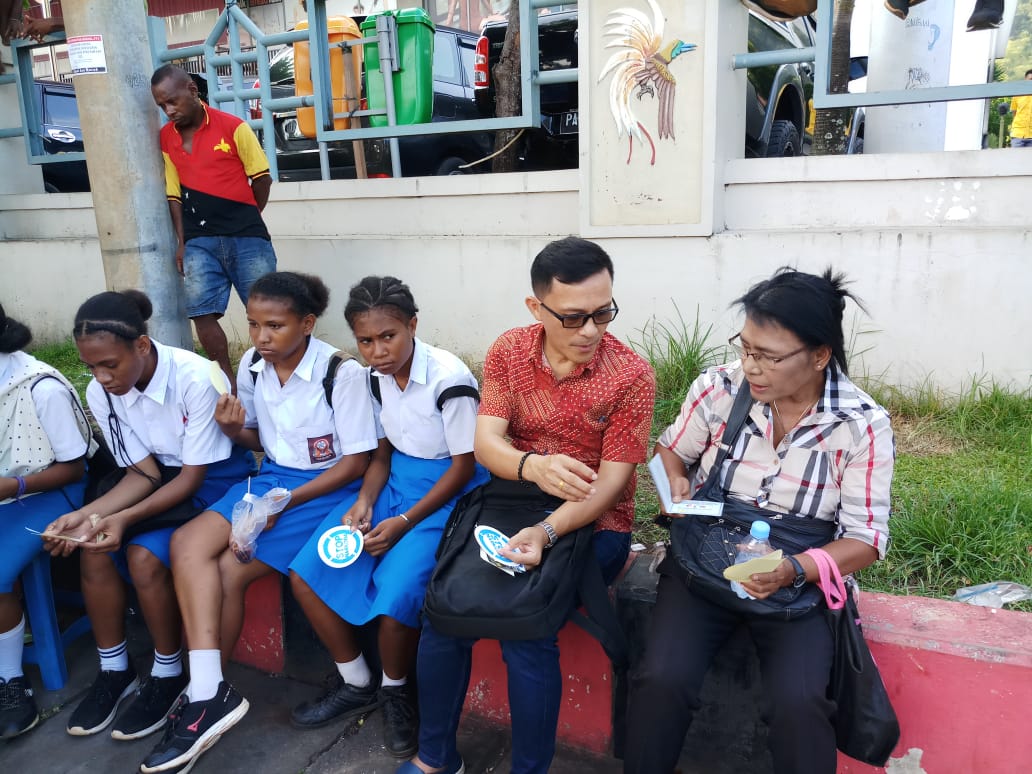 Diseminasi Informasi melalui Sharing di Parkiran Mall Jayapura Diseminasi Informasi melalui Sharing di Parkiran Mall Jayapura