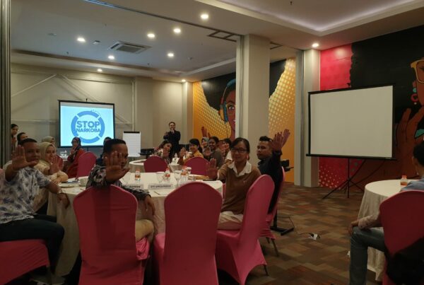 Diseminasi Informasi melalui sosialisasi dalam acara Workshop Penajaman Strategi Bisnis Everything Starts From Service di Fave Hotel Sorong