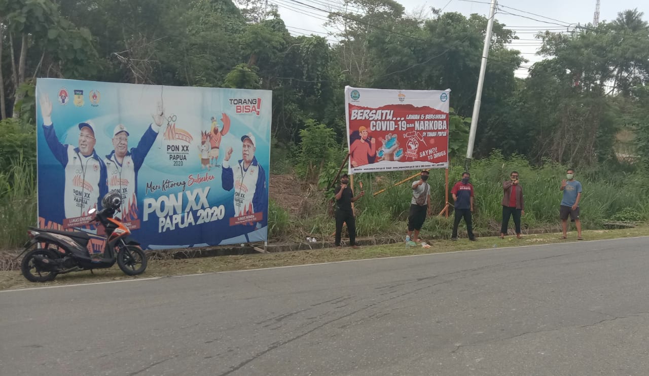 Diseminasi Informasi melalui Pemanfaatan Media Luar Ruang dalam bentuk pemajangan Baliho pertigaan Jalan Alternatif Waena Bhayangkara Diseminasi Informasi melalui Pemanfaatan Media Luar Ruang dalam bentuk pemajangan Baliho pertigaan Jalan Alternatif Waena Bhayangkara