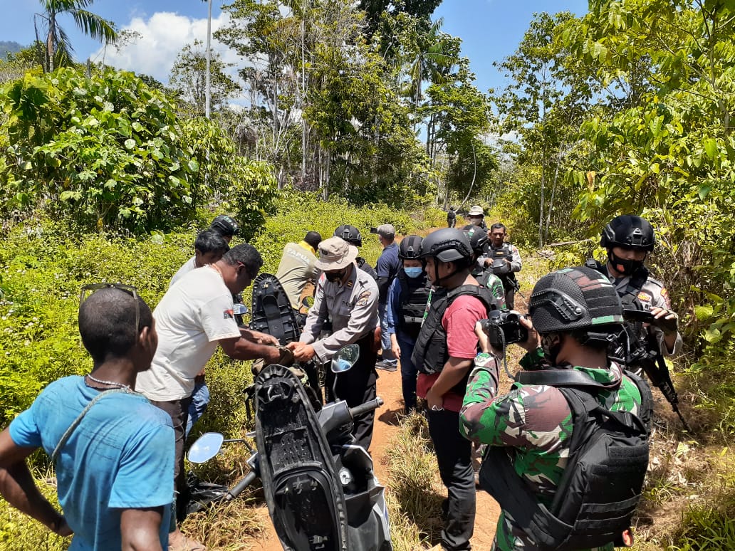 Giat Patroli Gabungan Jalan Kaki ( TNI <Satgas Pamtas YMR 413/BMR ), POLRI (Polsub Sektor Skouw Perbatasan), BNNP Papua dan Tim Universitas Bhayangkara di Areal Perbatasan Skouw RI-PNG