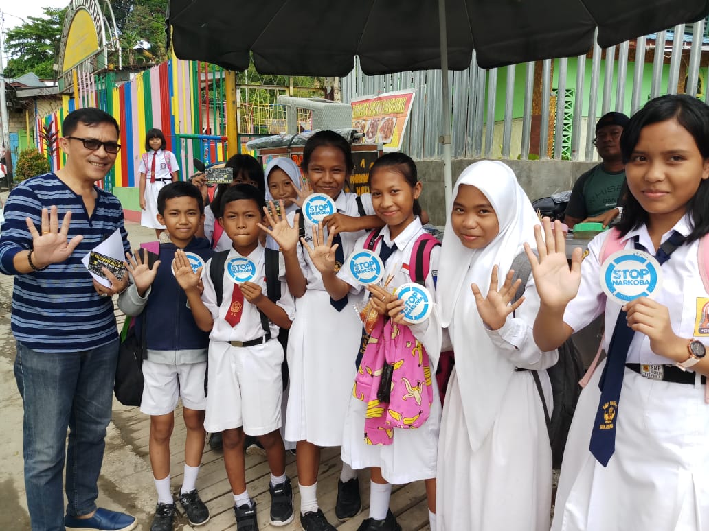Diseminasi Informasi melalui sharing kepada beberapa siswa di SMP Hamadi Jayapura Diseminasi Informasi melalui sharing kepada beberapa siswa di SMP Hamadi Jayapura