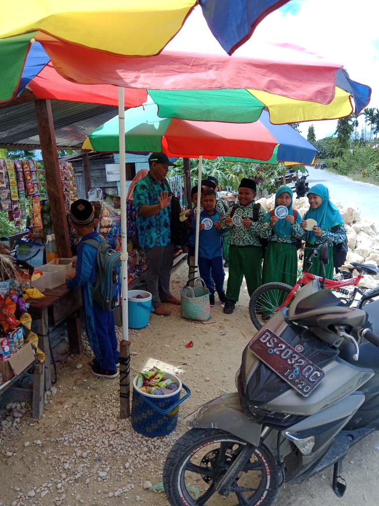 Diseminasi Informasi melalui Pembagian Stiker Stop Narkoba di area Min Model Arso 3 Kabupaten Keerom