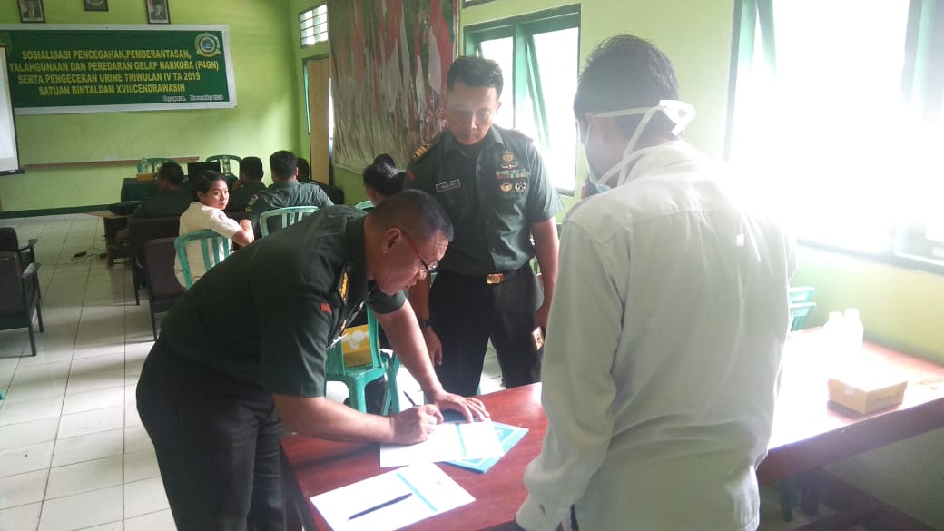 Diseminasi Informasi melalui Penyuluhan dan Tes Urine pada personil Bintaldam XVII Cenderawasih