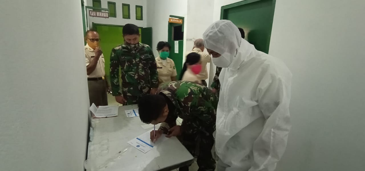 Diseminasi Informasi melalui Sosialisasi dan Tes Urin oleh Personil Bintaldam XVII/Cenderawasih Diseminasi Informasi melalui Sosialisasi dan Tes Urin oleh Personil Bintaldam XVII/Cenderawasih