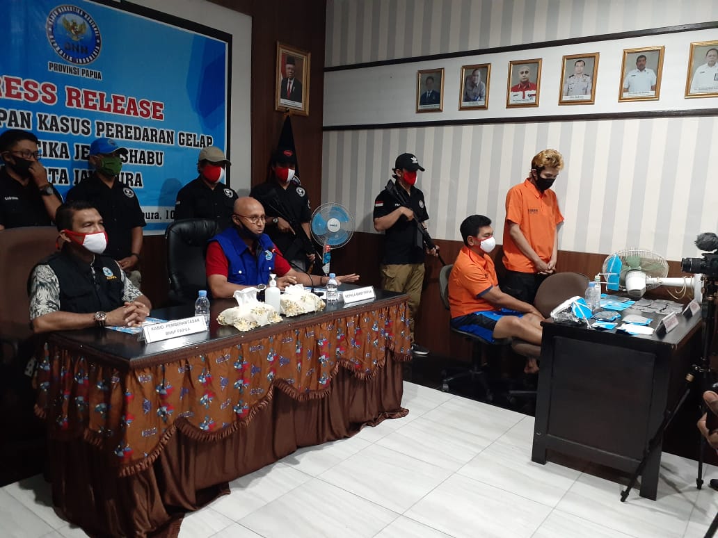 Press Release Pengungkapan Bandar Besar Kasus Narkotika Jenis Shabu di Kota Jayapura Press Release Pengungkapan Bandar Besar Kasus Narkotika Jenis Shabu di Kota Jayapura