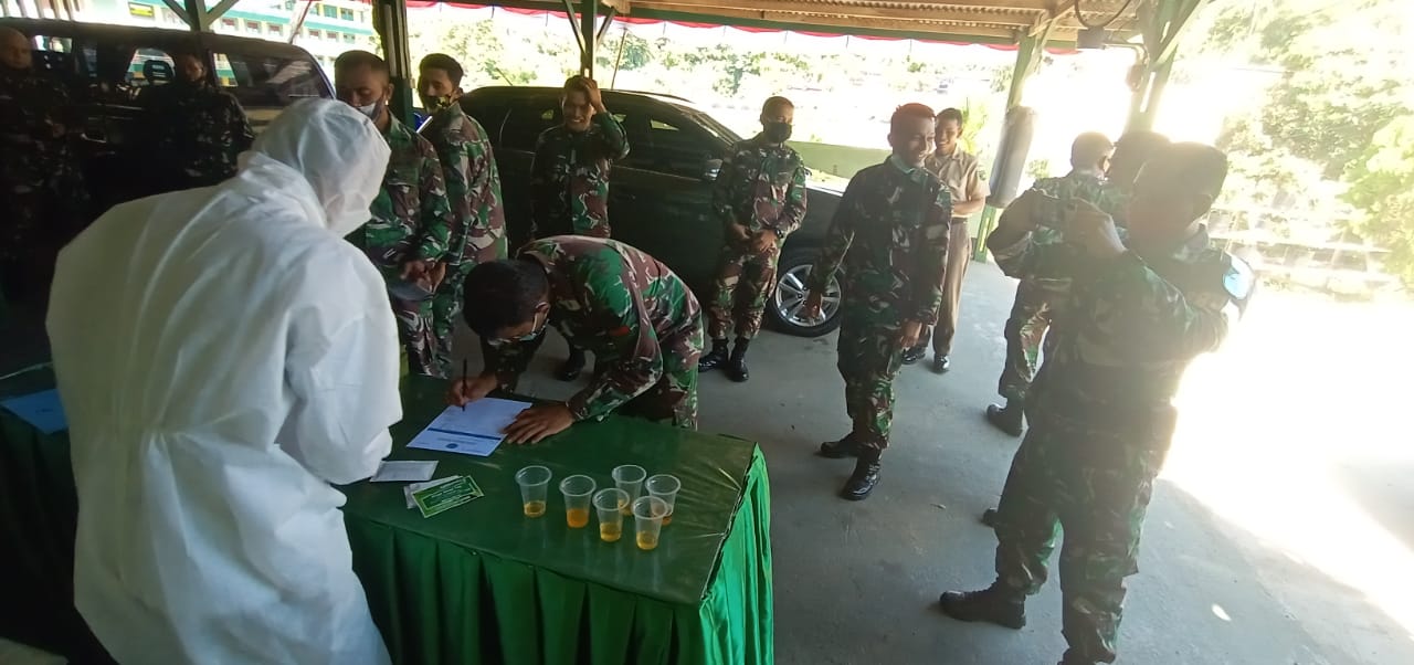 Desiminasi Informasi melalui Sosialisasi dan Tes Urin di Kumdam XVII / Cenderawasih Desiminasi Informasi melalui Sosialisasi dan Tes Urin di Kumdam XVII / Cenderawasih