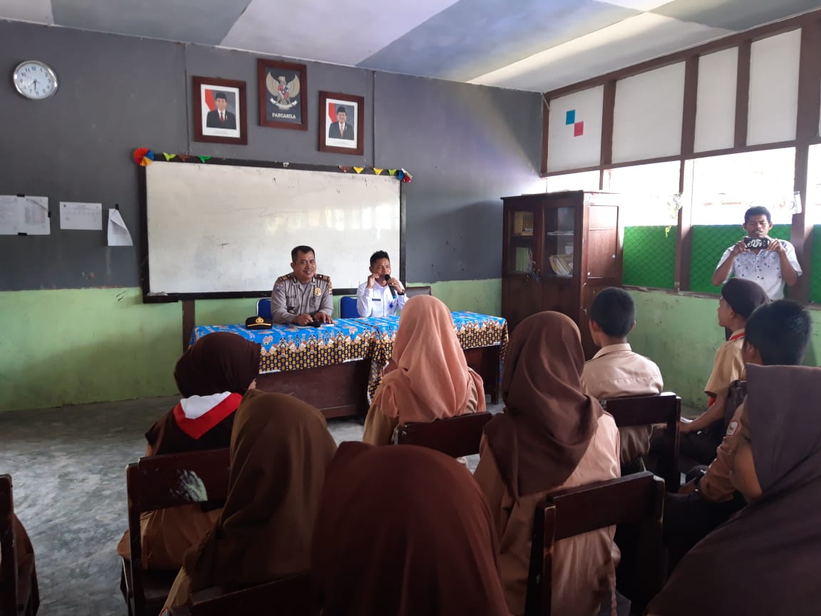 Diseminasi Informasi melalui sosialisasi kepada peserta Kemah pramuka di SMP IT Nurul Huda Keerom