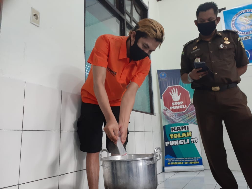 Pemusnahan Barang Bukti Narkotika Jenis Shabu Seberat 144.75 Gram Pemusnahan Barang Bukti Narkotika Jenis Shabu Seberat 144.75 Gram