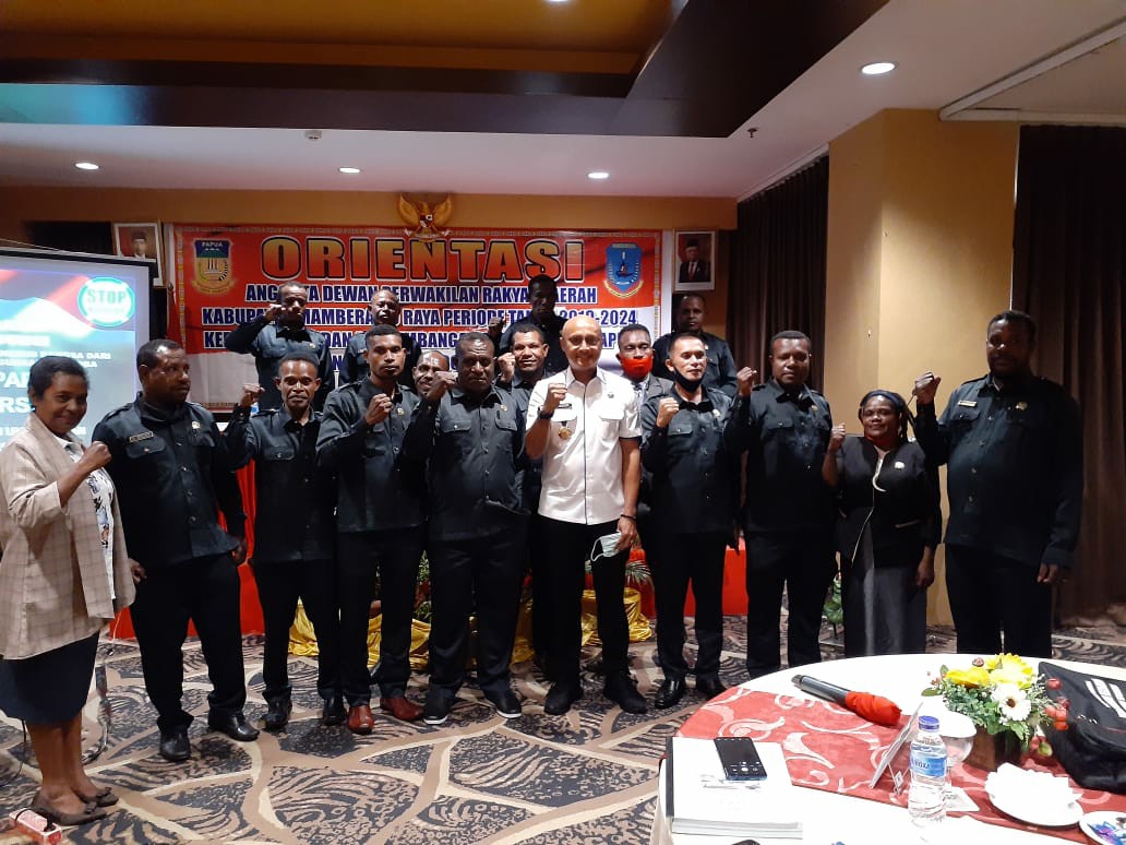 Diseminasi Informasi Melalui Sosialisasi Dalam Kegiatan Orientasi Anggota DPRD Kabupaten Memberamo Raya periode 2019-2024 Diseminasi Informasi Melalui Sosialisasi Dalam Kegiatan Orientasi Anggota DPRD Kabupaten Memberamo Raya periode 2019-2024