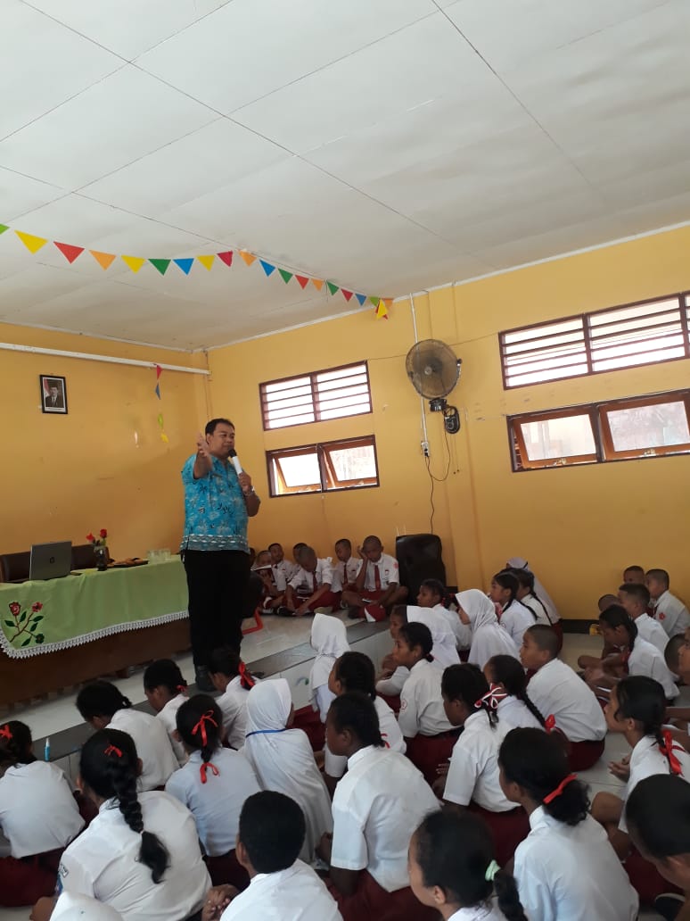 Diseminasi informasi melalui penyuluhan pada kegiatan MPLS di SMP N 9 Jayapura Diseminasi informasi melalui penyuluhan pada kegiatan MPLS di SMP N 9 Jayapura