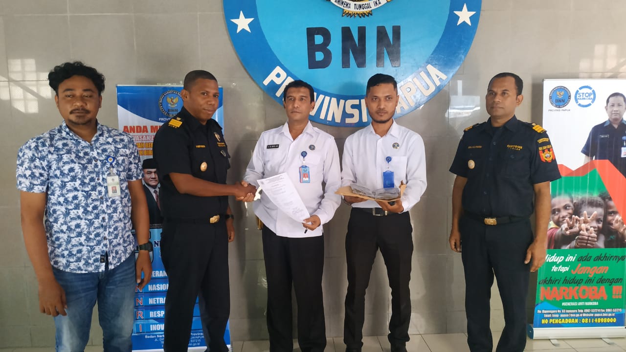 Penyerahan Barang Bukti Temuan Narkotika jenis Ganja Kering oleh Personil Bea & Cukai kepada BNN Provinsi Papua Penyerahan Barang Bukti Temuan Narkotika jenis Ganja Kering oleh Personil Bea & Cukai kepada BNN Provinsi Papua