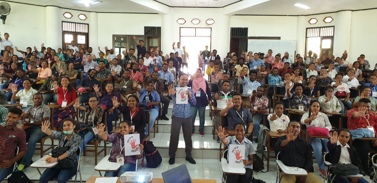 Diseminasi Informasi melalui Sosialisasi Peserta Seleksi Masuk Program Perekrutan Bersama BUMN oleh FHCI (Forum Human Capital Indonesia) di Aula Fakultas Matematika dan Ilmu Pengetahuan Alam (FMIPA) Universitas Cenderawasih Diseminasi Informasi melalui Sosialisasi Peserta Seleksi Masuk Program Perekrutan Bersama BUMN oleh FHCI (Forum Human Capital Indonesia) di Aula Fakultas Matematika dan Ilmu Pengetahuan Alam (FMIPA) Universitas Cenderawasih