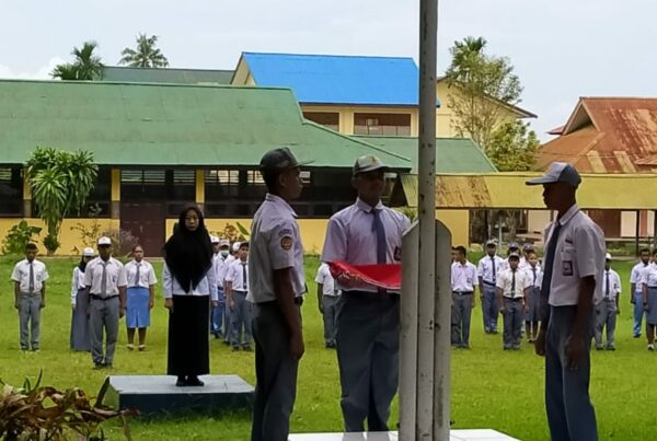 Diseminasi Informasi P4GN melalui Upacara Bendera di lapangan SMK Negeri 6 Jayapura