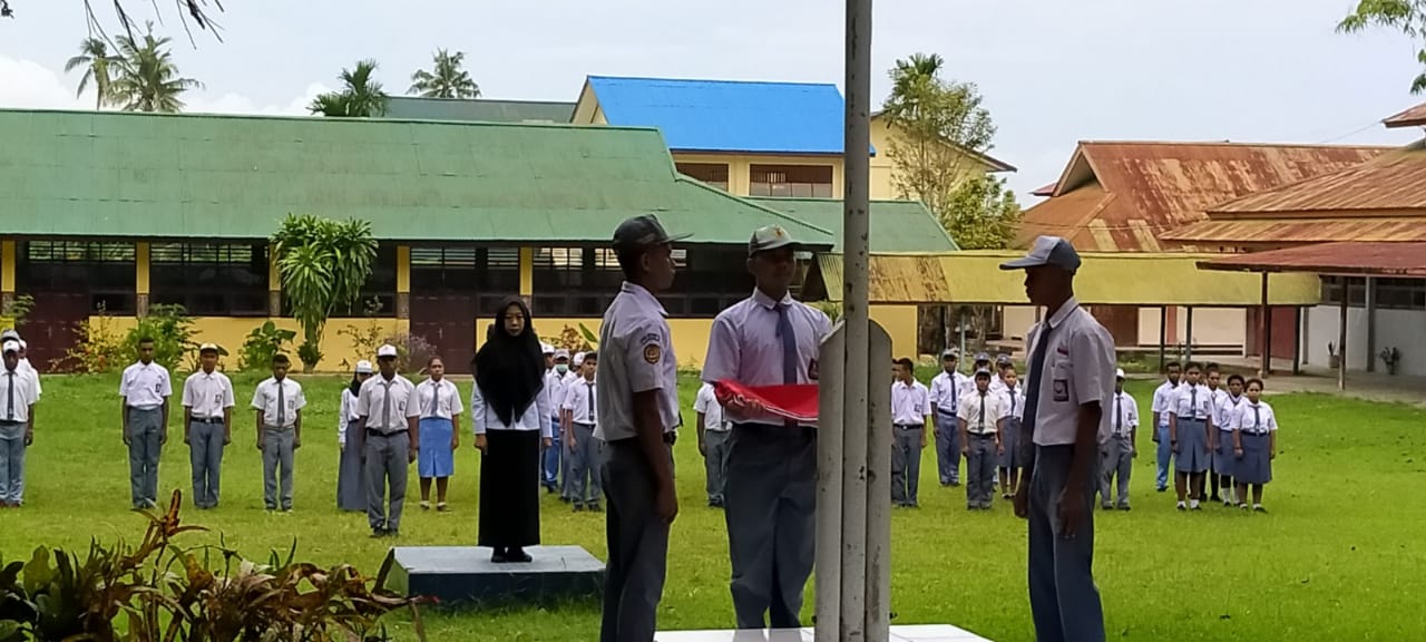 Diseminasi Informasi P4GN melalui Upacara Bendera di lapangan SMK Negeri 6 Jayapura