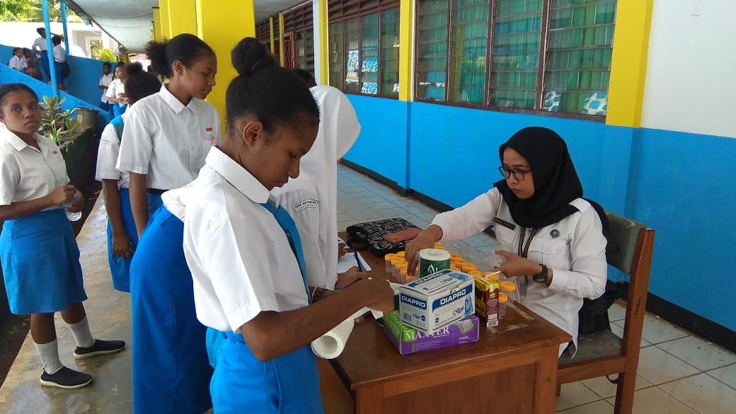 Diseminasi Informasi melalui Penyuluhan dan Deteksi Dini di Aula SMK Kesehatan Jayapura Diseminasi Informasi melalui Penyuluhan dan Deteksi Dini di Aula SMK Kesehatan Jayapura