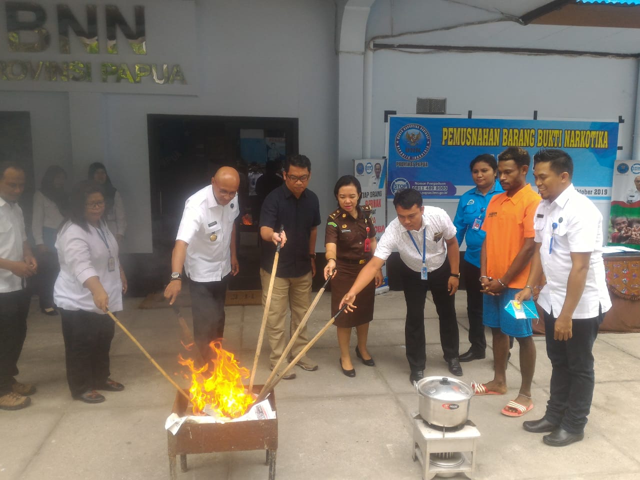 Pemusnahan Barang Bukti Narkotika Jenis Ganja di Halaman Kantor BNNP Papua Pemusnahan Barang Bukti Narkotika Jenis Ganja di Halaman Kantor BNNP Papua