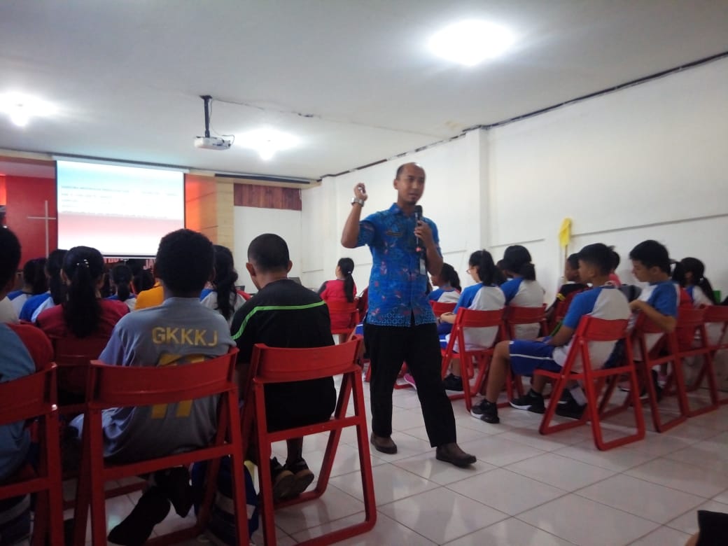 Diseminasi informasi melalui penyuluhan kegiatan Masa Pengenalan Lingkungan Sekolah (MPLS) di Ruang Aula Youth SMA KALAM KUDUS Jayapura Diseminasi informasi melalui penyuluhan kegiatan Masa Pengenalan Lingkungan Sekolah (MPLS) di Ruang Aula Youth SMA KALAM KUDUS Jayapura