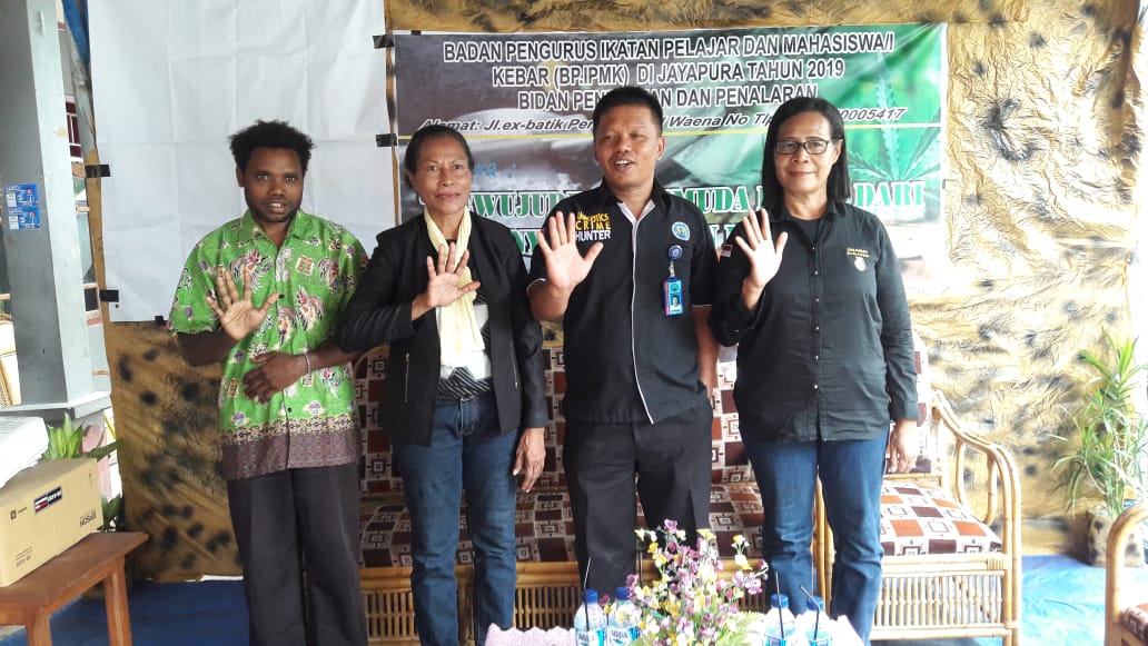Sosialisasi Narkoba terhadap Ikatan Pelajar dan Mahasiswa Kebar (IPMK) Jayapura Sosialisasi Narkoba terhadap Ikatan Pelajar dan Mahasiswa Kebar (IPMK) Jayapura