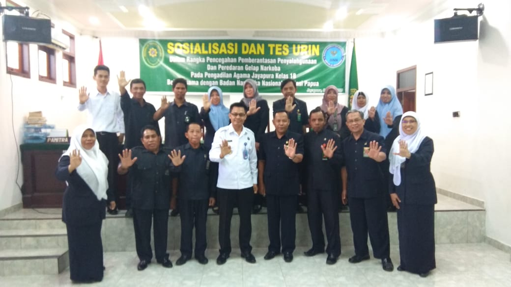 Peran serta masyarakat melalui penyuluhan dan tes urin narkotika di Aula Pengadilan Agama Jayapura Kelas IB Peran serta masyarakat melalui penyuluhan dan tes urin narkotika di Aula Pengadilan Agama Jayapura Kelas IB