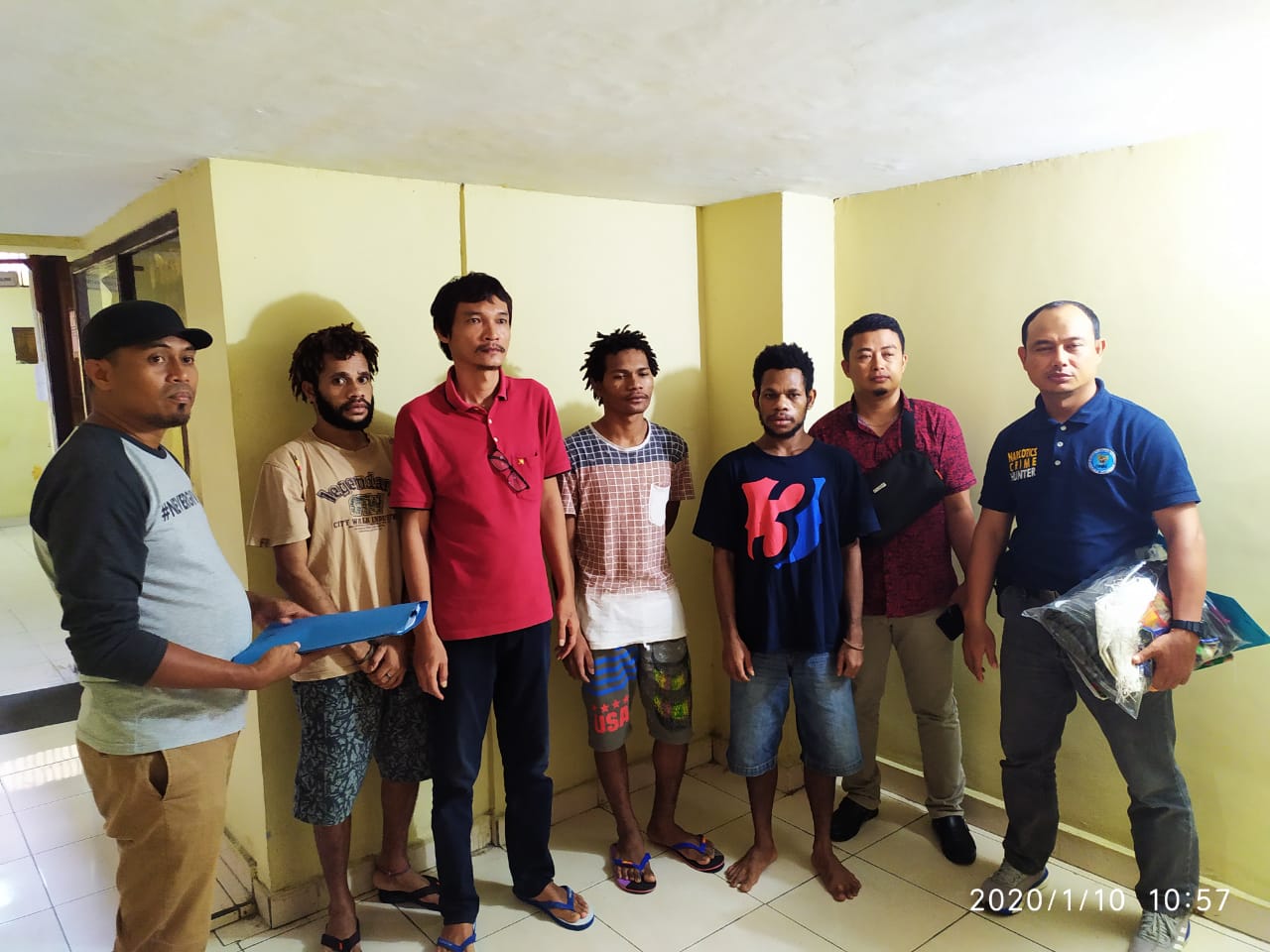 Penyerahan Tersangka Kasus Narkotika ke Kantor Kejaksaan Negeri Jayapura Penyerahan Tersangka Kasus Narkotika ke Kantor Kejaksaan Negeri Jayapura