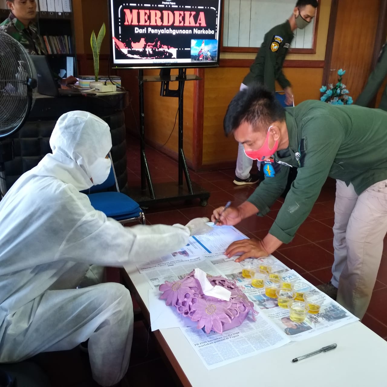 Diseminasi Informasi melalui Sosialisasi dan Screening Tes Urine di Koridor Pendam XVII / Cenderawasih Diseminasi Informasi melalui Sosialisasi dan Screening Tes Urine di Koridor Pendam XVII / Cenderawasih