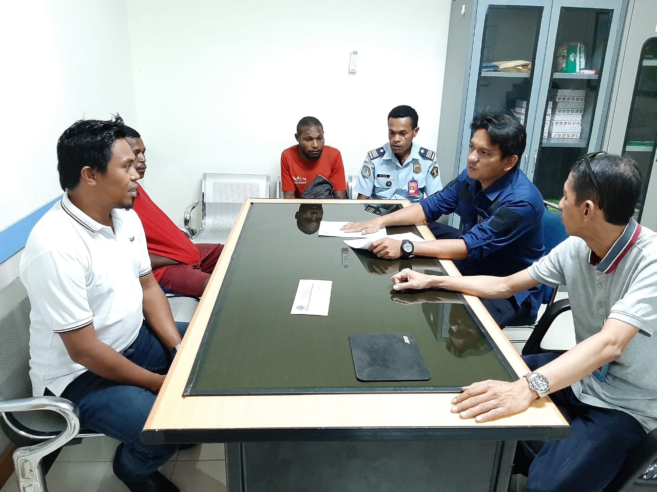 Tertangkap Membawa Ganja, Warga Negara Asing (PNG) diserahkan kepada BNNP Papua Tertangkap Membawa Ganja, Warga Negara Asing (PNG) diserahkan kepada BNNP Papua
