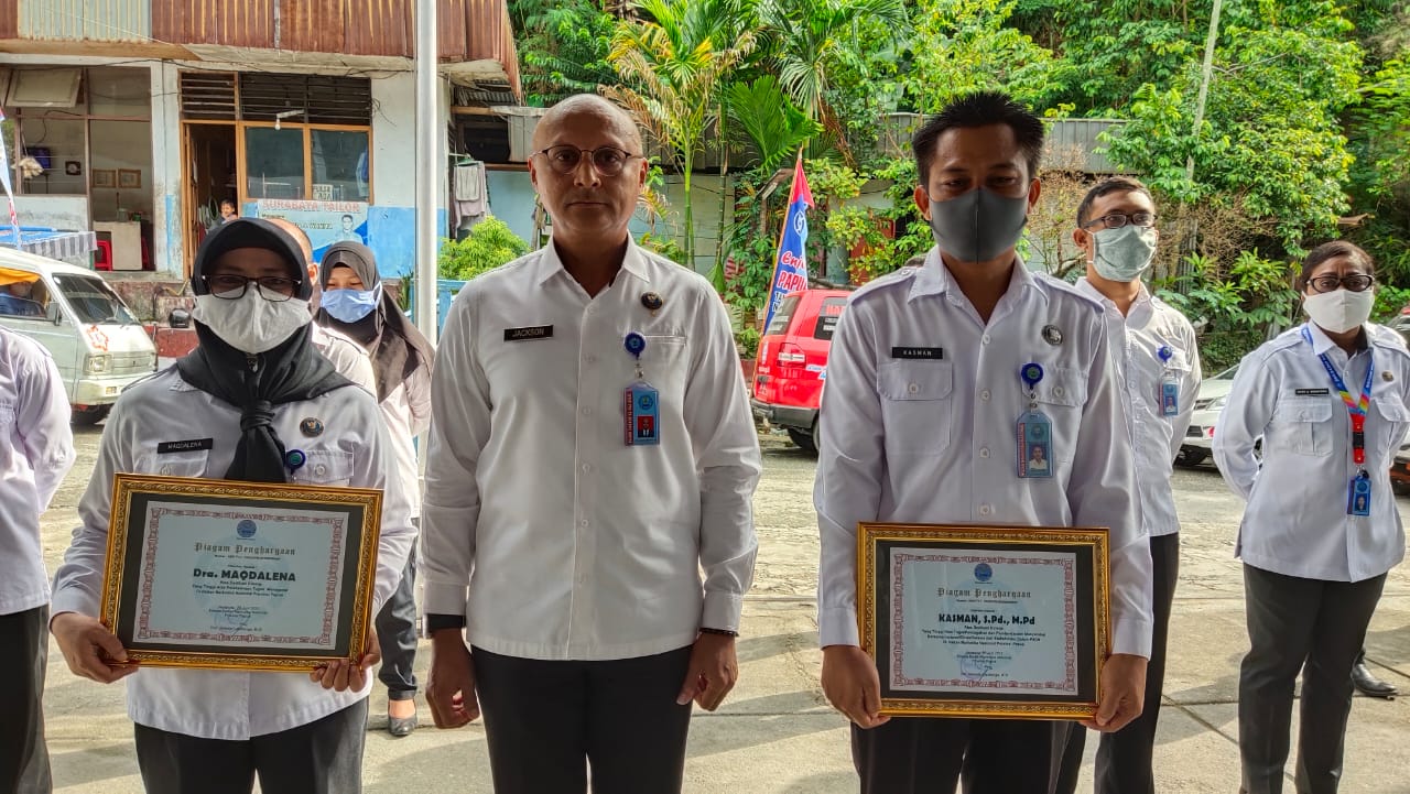 Apel Pagi dan Pemberian Reward pada Pegawai BNNP Papua Apel Pagi dan Pemberian Reward pada Pegawai BNNP Papua