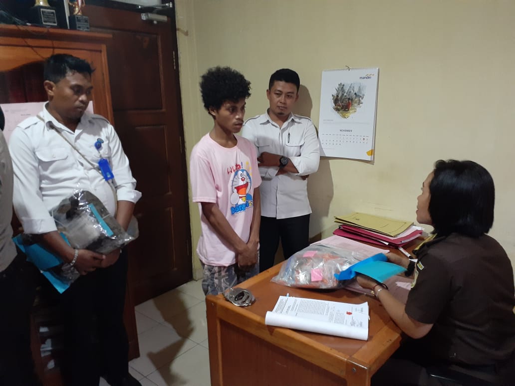 Penyerahan Tersangka Kasus Narkotika jenis Ganja ke Kejaksaan Negeri Jayapura Penyerahan Tersangka Kasus Narkotika jenis Ganja ke Kejaksaan Negeri Jayapura