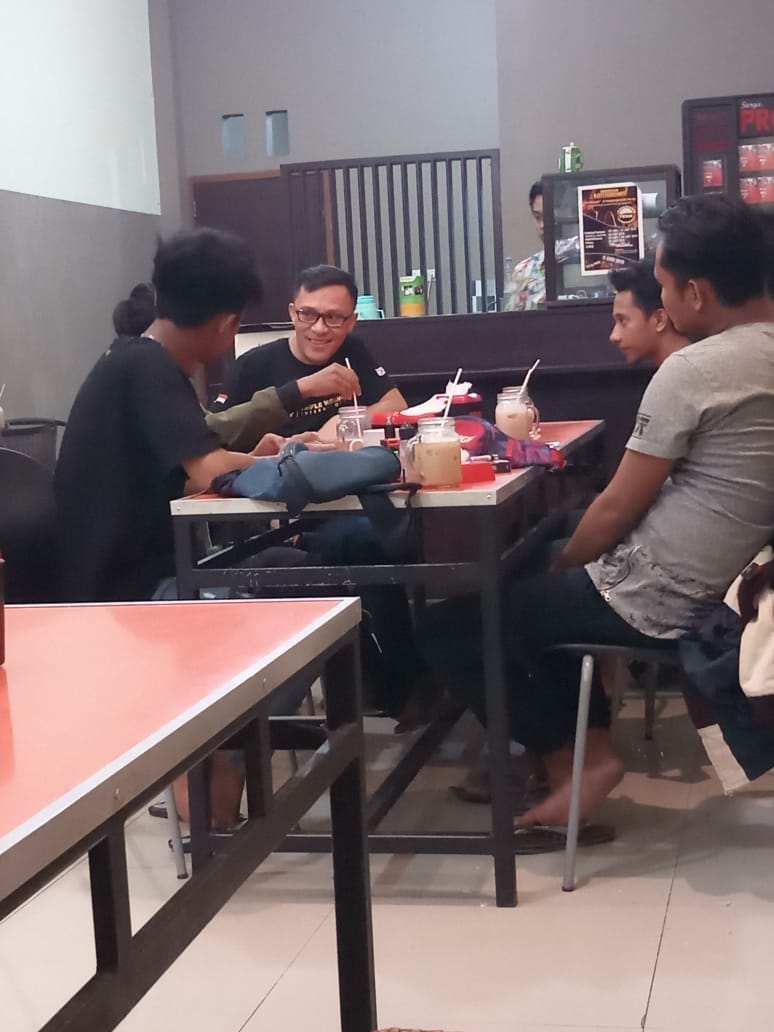 Diseminasi Informasi melalui Diskusi dan Sharing di Cafe Daeng Daerah Entrop Distrik Jayapura Selatan Diseminasi Informasi melalui Diskusi dan Sharing di Cafe Daeng Daerah Entrop Distrik Jayapura Selatan