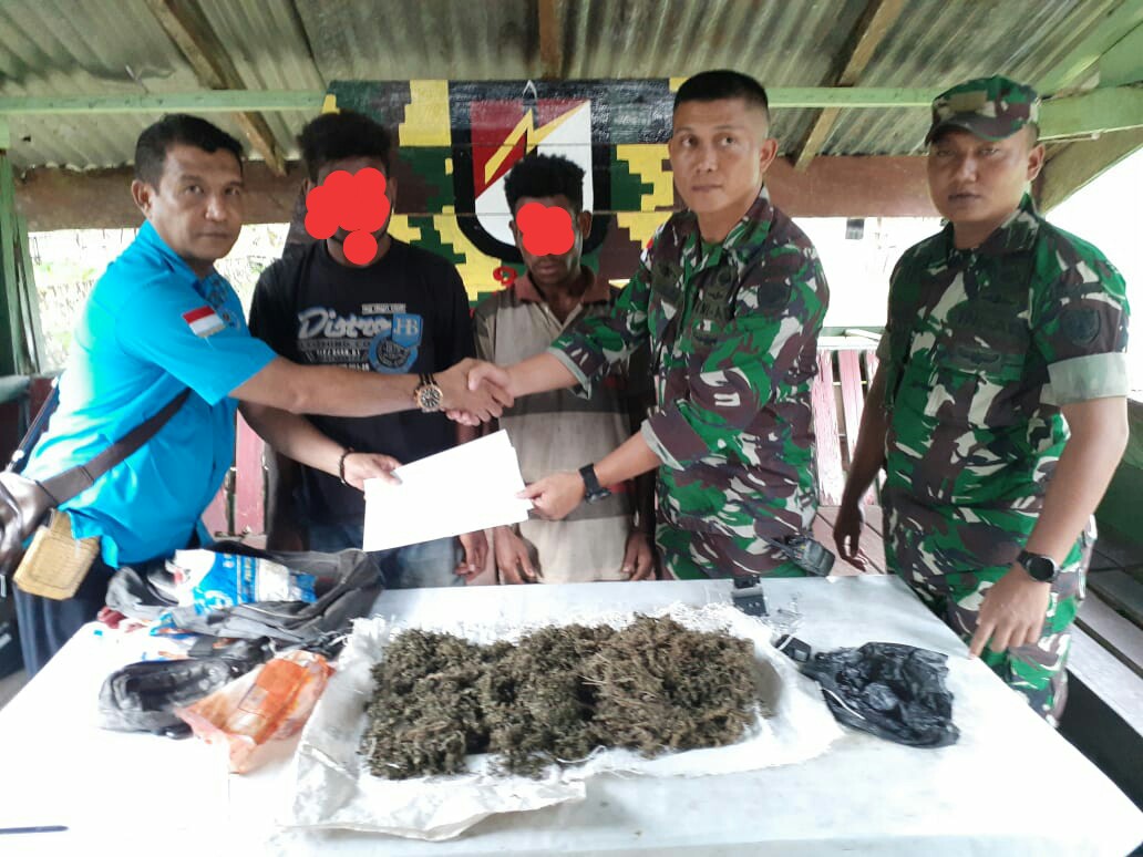 Penyerahan Tersangka oleh Komando Utama Batalyon Infanteri Raider 300/ Brajawijaya kepada BNNP PAPUA Penyerahan Tersangka oleh Komando Utama Batalyon Infanteri Raider 300/ Brajawijaya kepada BNNP PAPUA