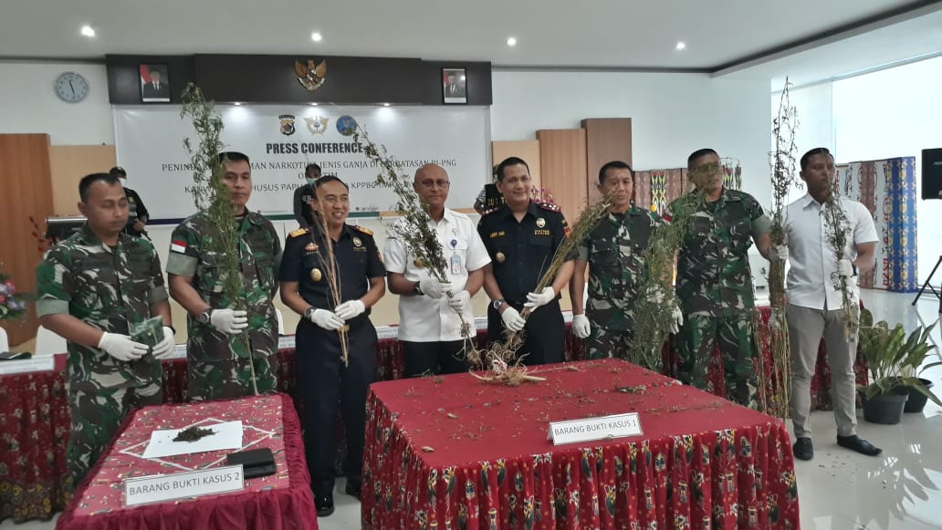 Kepala BNNP Papua Menghadiri Press Conference Penindakan Narkotika Jenis Ganja di Perbatasan Skouw