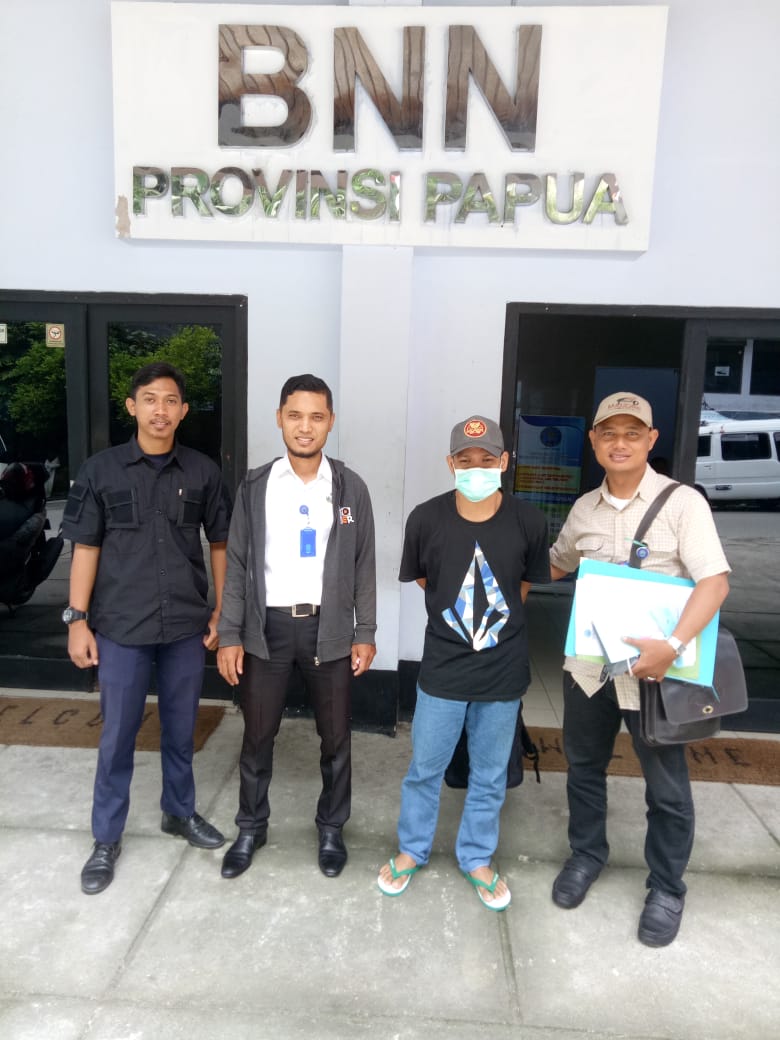 Penyerahan Tersangka beserta Barang Bukti Narkotika Golongan I jenis Shabu di kantor Kejaksaan Tinggi Papua