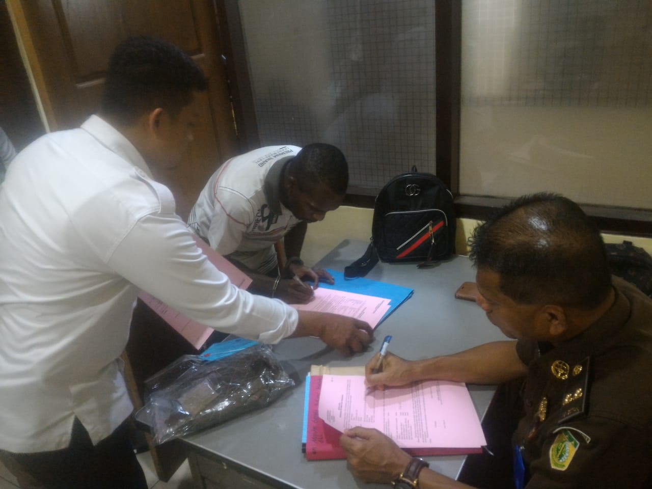 Penyerahan Tersangka An. ANDI TENOUYE beserta Barang Bukti Narkotika Golongan I Jenis Ganja