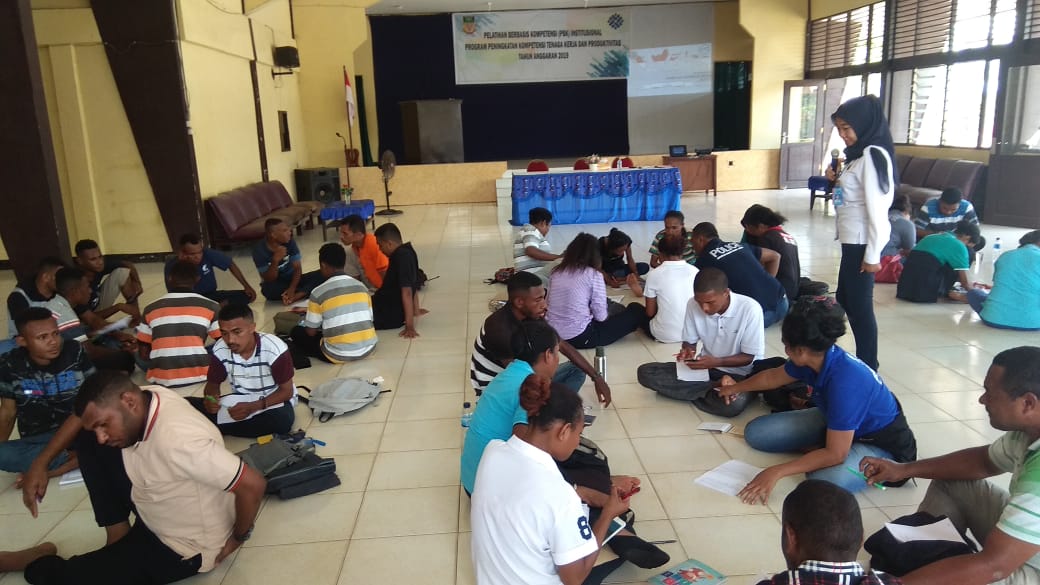 Diseminasi Informasi melalui Insert Konten di Aula Balai Latihan Kerja Industri (BLKI) Dinas Tenaga Kerja Provinsi Papua