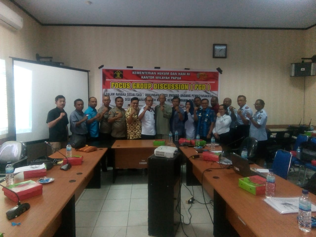 Focus Group Discussion ( FGD ) Dalam Rangka Sosialiasi / Dukungan Revisi Undang - Undang Pemasyarakatan diselenggarakan oleh Kanwil Kemenkumham Papua. Focus Group Discussion ( FGD ) Dalam Rangka Sosialiasi / Dukungan Revisi Undang - Undang Pemasyarakatan diselenggarakan oleh Kanwil Kemenkumham Papua.