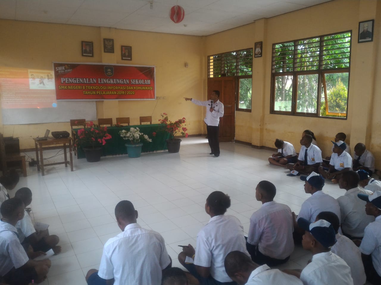 Diseminasi informasi melalui penyuluhan pada kegiatan MPLS Terkait Bahaya Narkotika dan Modusnya di SMK N 8 Jayapura Diseminasi informasi melalui penyuluhan pada kegiatan MPLS Terkait Bahaya Narkotika dan Modusnya di SMK N 8 Jayapura
