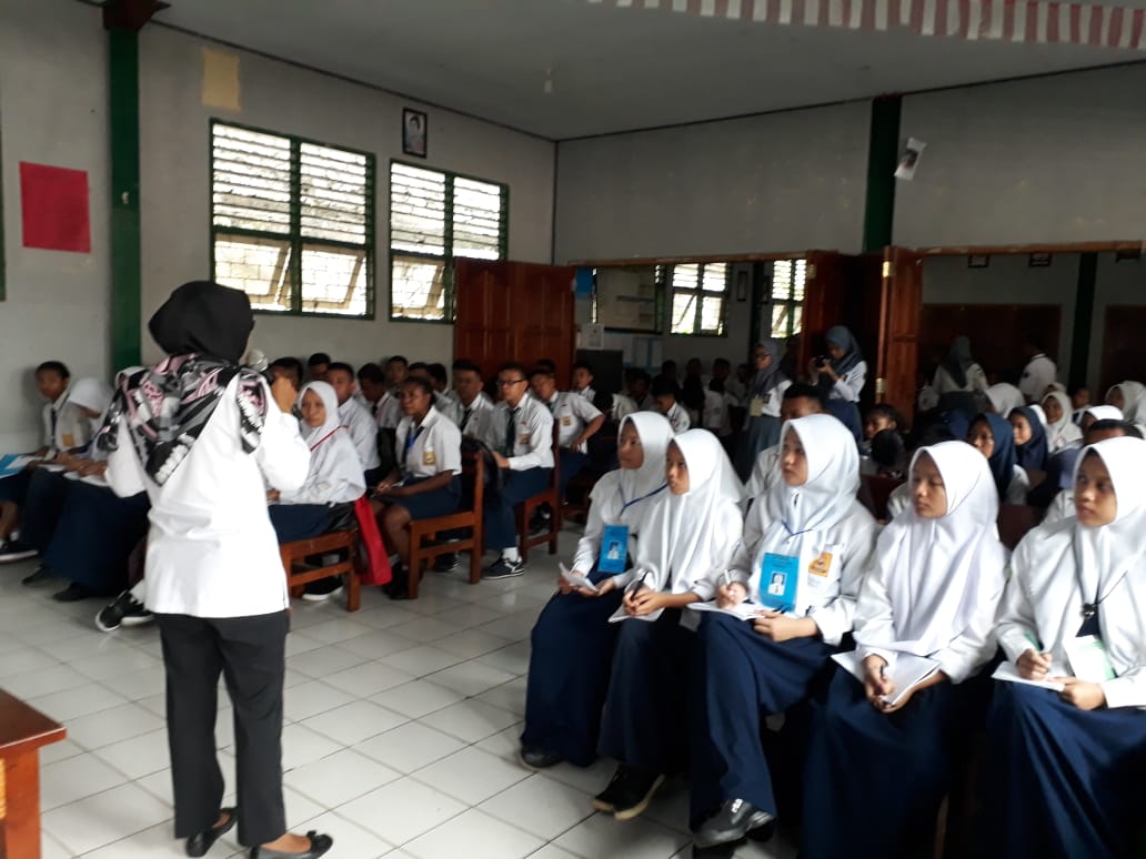 Diseminasi Informasi melalui Penyuluhan di SMK Hikmah Yapis Jayapura Diseminasi Informasi melalui Penyuluhan di SMK Hikmah Yapis Jayapura