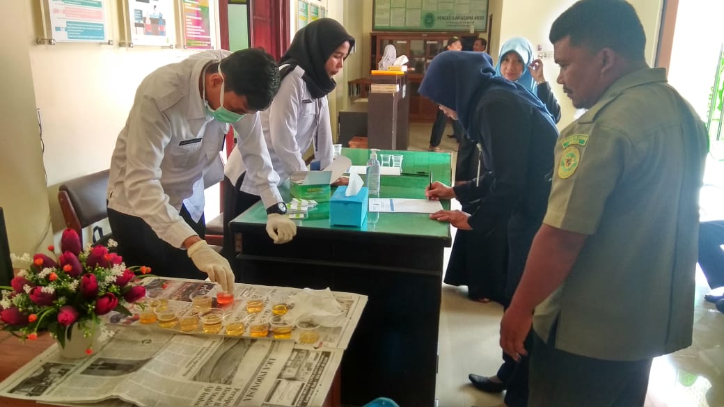 Diseminasi Informasi dan peran serta Instansi Pemerintah melalui Tes Urine di Aula Pengadilan Agama Arso Kabupaten Keerom