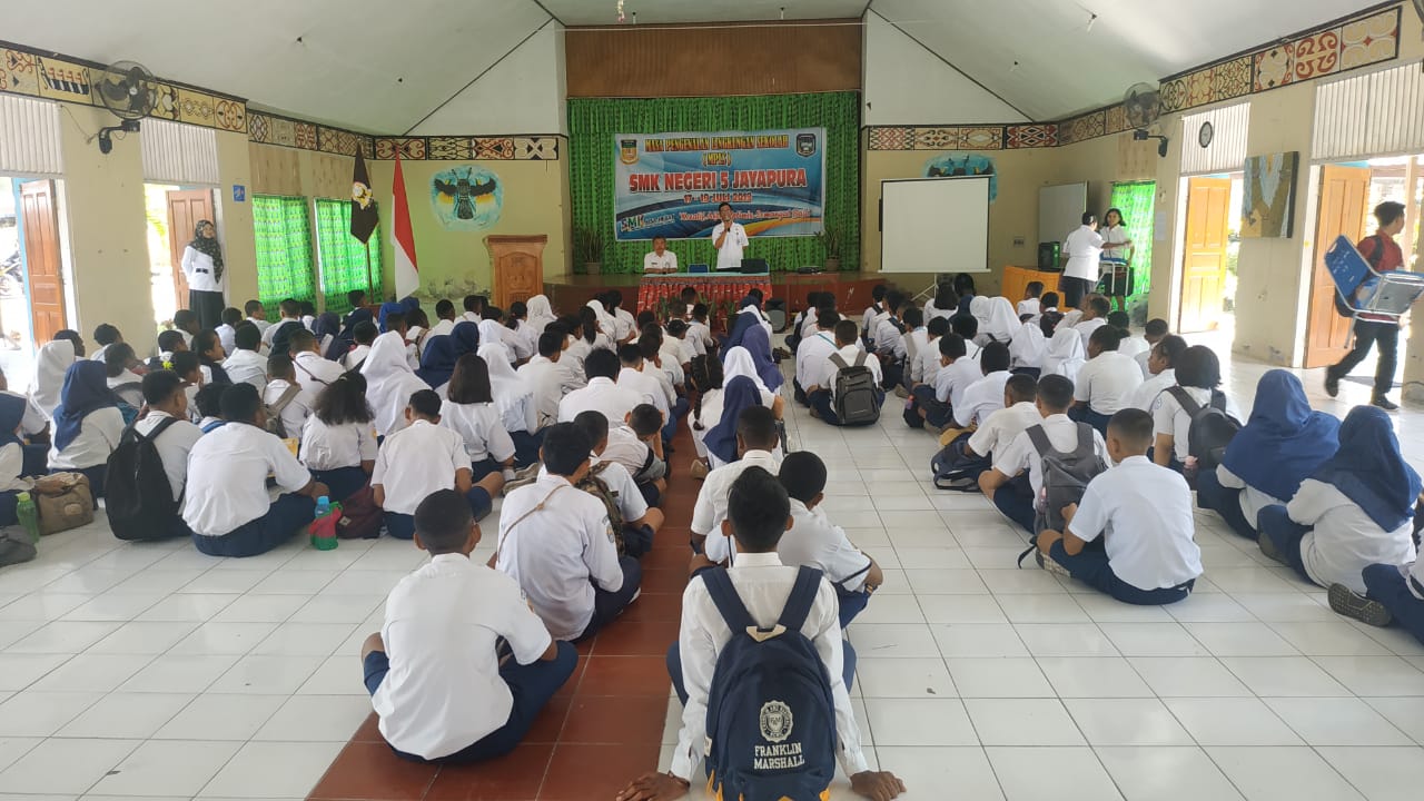 Diseminasi Informasi melalui Penyuluhan (MPLS) di Aula SMKN 5 jayapura