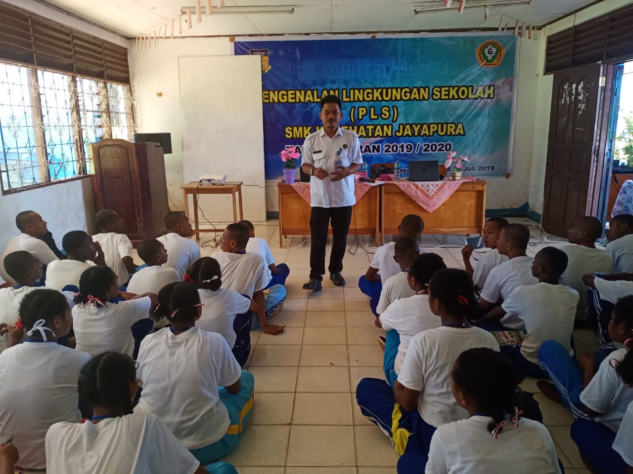 Diseminasi Informasi melalui Penyuluhan pada kegiatan Masa Pengenalan Lingkungan Sekolah (MPLS) di Aula SMK Kesehatan Jayapura Diseminasi Informasi melalui Penyuluhan pada kegiatan Masa Pengenalan Lingkungan Sekolah (MPLS) di Aula SMK Kesehatan Jayapura