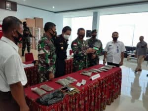Pers Conferece Penindakan Narkotika Jenis Ganja Di Perbatasan Skouw Oleh Tim KPPBC TMP C Jayapura Dan Satgas Yonif Mekanis Raider 413/ Bremoro Pers Conferece Penindakan Narkotika Jenis Ganja Di Perbatasan Skouw Oleh Tim KPPBC TMP C Jayapura Dan Satgas Yonif Mekanis Raider 413/ Bremoro