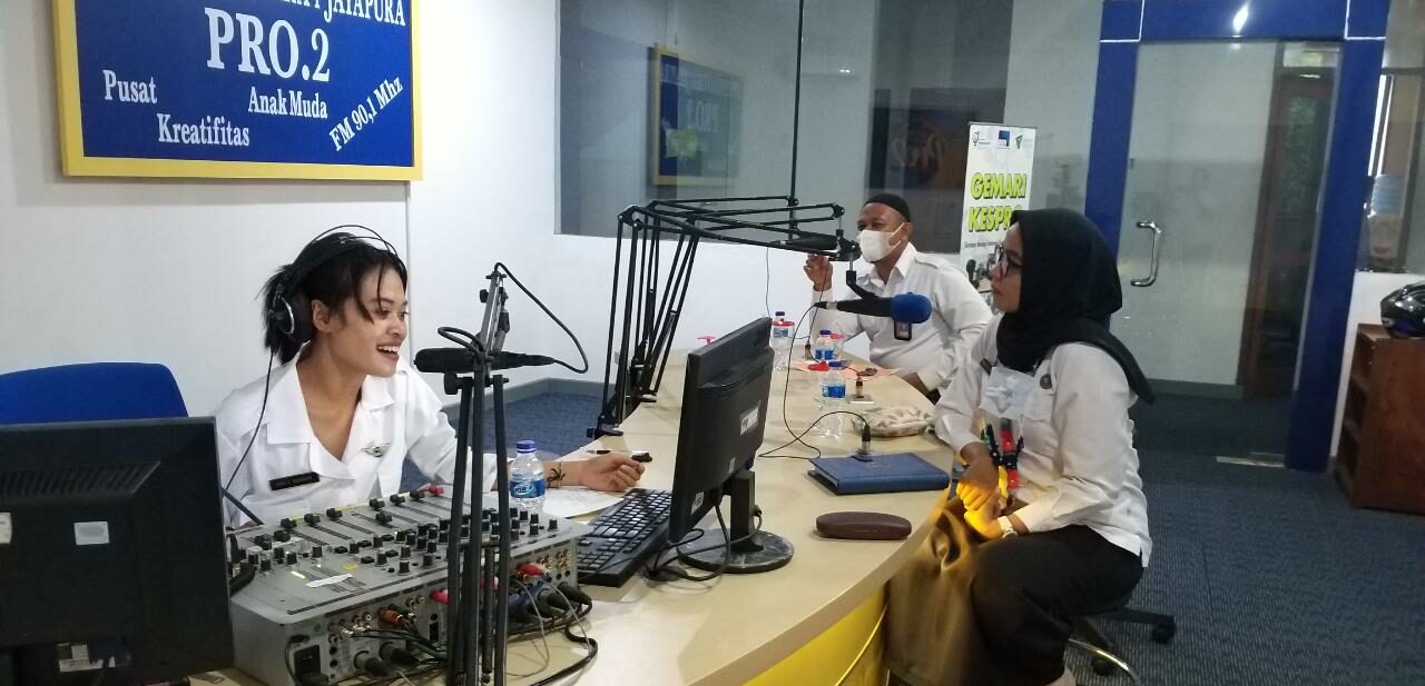 Diseminasi Informasi Melalui Media Penyiaran Pro 2 RRI Jayapura Diseminasi Informasi Melalui Media Penyiaran Pro 2 RRI Jayapura