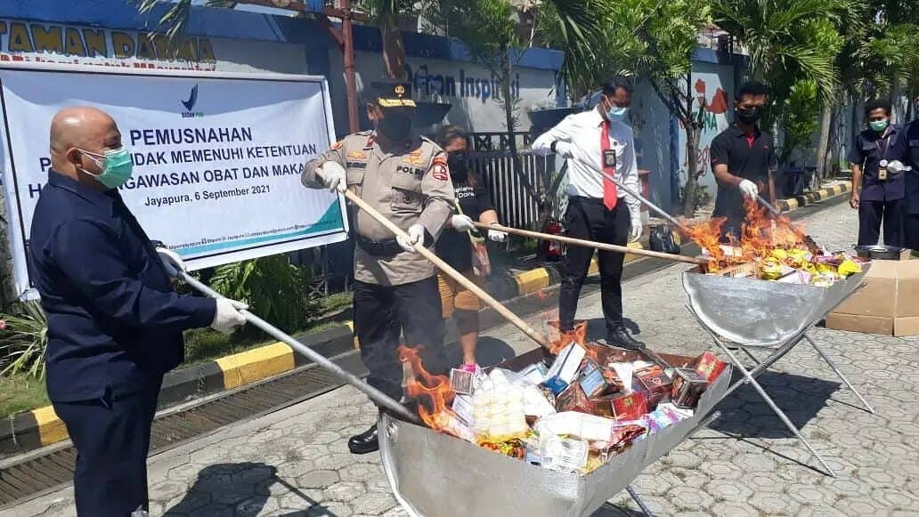 Partisipasi Kepala BNNP Papua dalam Pemusnahan Hasil Pengawasan Obat dan Makanan BBPOM Jayapura Partisipasi Kepala BNNP Papua dalam Pemusnahan Hasil Pengawasan Obat dan Makanan BBPOM Jayapura