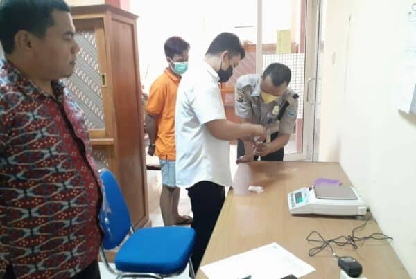 Penimbangan Barang Bukti Narkotika Jenis Shabu di UPTD Balai Laboratorium dan Kalibrasi Jayapura