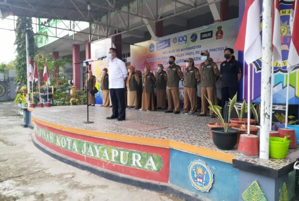 Diseminasi informasi P4GN dalam rangka sebagai pembina upacara dan menggelorakan lagu mars BNN RI di Sma Muhammadiyah Jayapura
