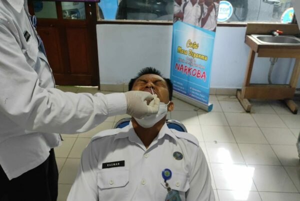 Pemeriksaan Rutin Rapid Antigen Covid 19 Pegawai BNNP Papua