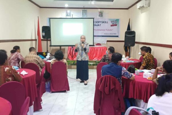 Pelatihan pengembangan Softskill di SMP dan SMU sederajat yang diikuti oleh 20 guru SMA N 2 Jayapura Pelatihan Softskill di SMP dan SMU sederajat